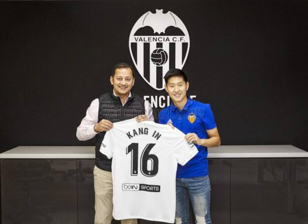 El Valencia CF ha terminado de atar a una de las mayores perlas de la cantera de los últimos años, Kang In Lee se convierte en jugador del primer equipo a todos los efectos, tanto contractuales cómo de blindaje. El coreano pasa a tener ficha de la primera plantilla, con lo que ello supone, y tras acordarlo todo en verano, y viajar a tierras suizas a realizar la pretemporada con el primer equipo a última hora, la cláusula de rescisión del futbolista asiático subirá de los 20 a los 80 millones de euros.