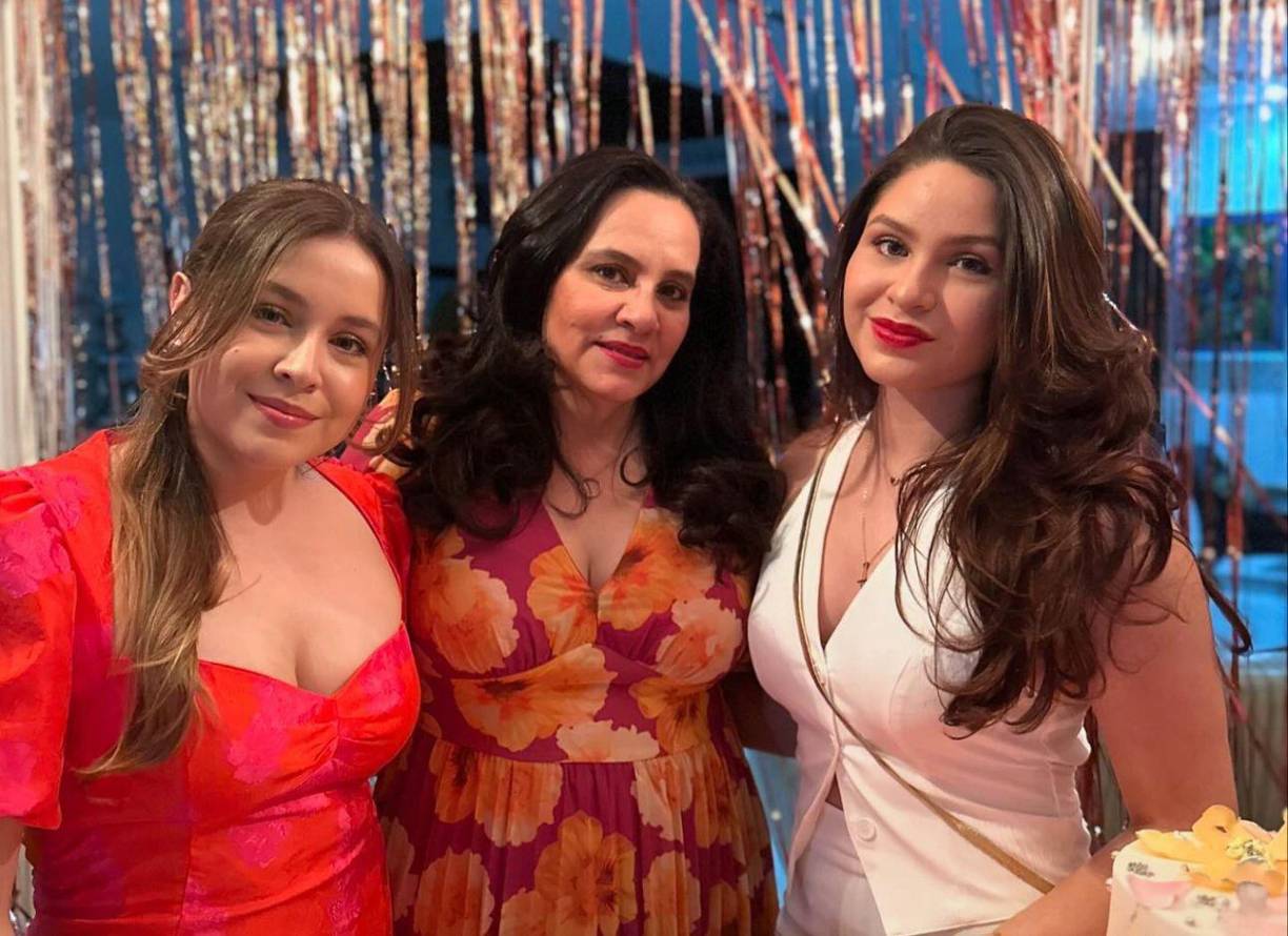 Daniela e Isabela en su incursión en la política mantienen un alto liderazgo junto a su madre en el partido de la estrella solitaria, son las responsable de la sesoría de imagen de campaña de Ana García de Hernández.