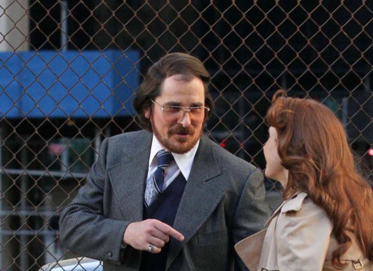 Christian Bale (Haverfordwest, Gales, 1974) ha mostrado una gran versatilidad a lo largo de su carrera artística. Ha engordado 18 kilos para meterse en el cuerpo de un timador en 'La gran estafa americana'. La película opta a 10 estatuillas. Steven Spielberg lo metió con 13 años en un campo de concentración en la película 'El imperio del sol' y en ella demostró su capacidad de adaptación a las circunstancias más adversas.