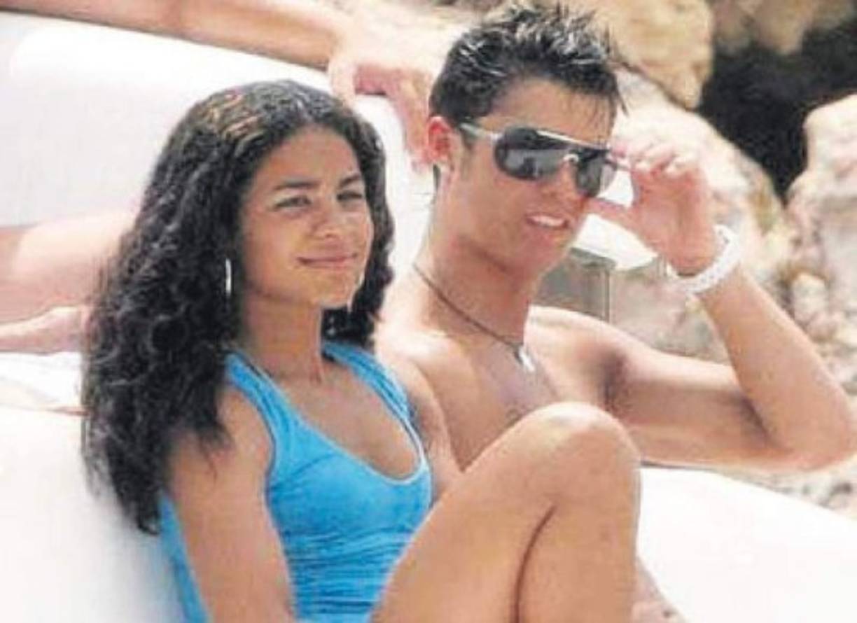 Uno de los grandes secretos de CR7 es sobre la madre de su hijo.Según The Sun en 2013, ‘CR7’ tuvo una aventura con una camarera norteamericana antes de firmar su contrato con el Real Madrid. Tras ello, ambos acordaron que el portugués se haga cargo del niño y que la madre nunca revele su identidad a cambio de 12 millones de dólares. Él la conquistó dibujando un corazón y pidiéndole derechamente que pasara la noche con él. El jugador llegó a un acuerdo económico con ella para que no se supiera su identidad.