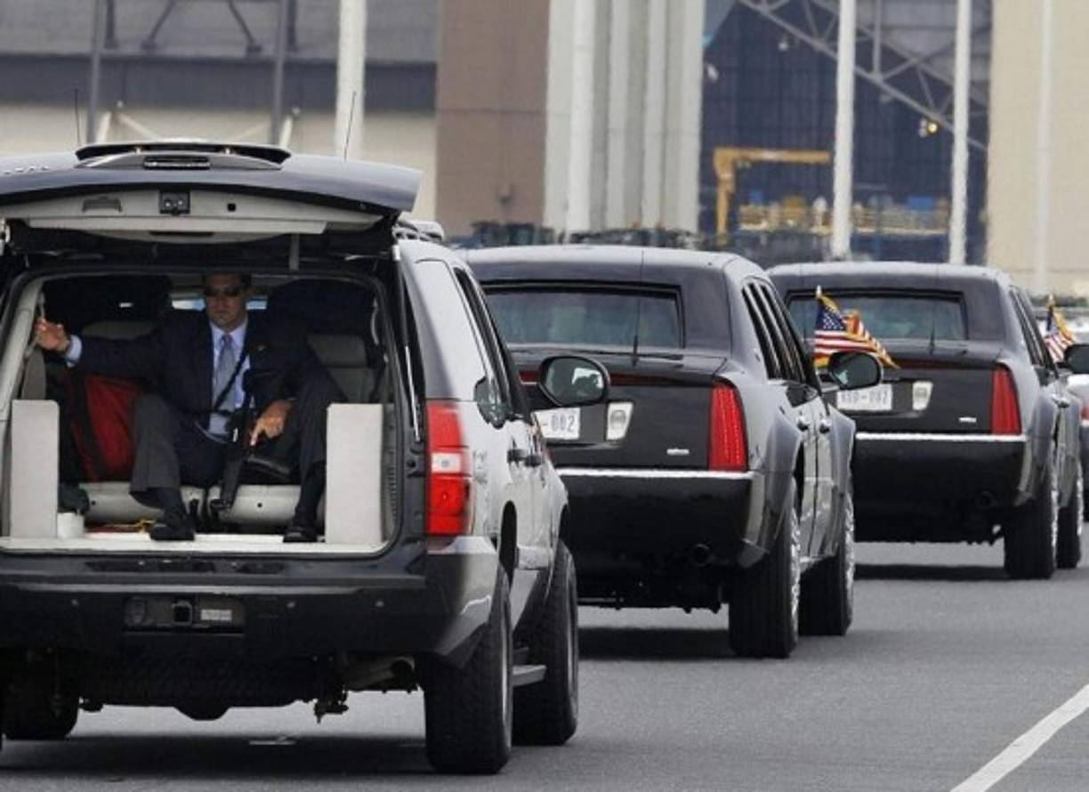 Si el auto de Obama queda atascado entre el gentío, le abre paso la policía local, seguida por gigantescas 4x4. La primera camioneta va ocupada por hombres fuertemente armados, que dejan la puerta posterior abierta para actuar de inmediato en caso de riesgo.