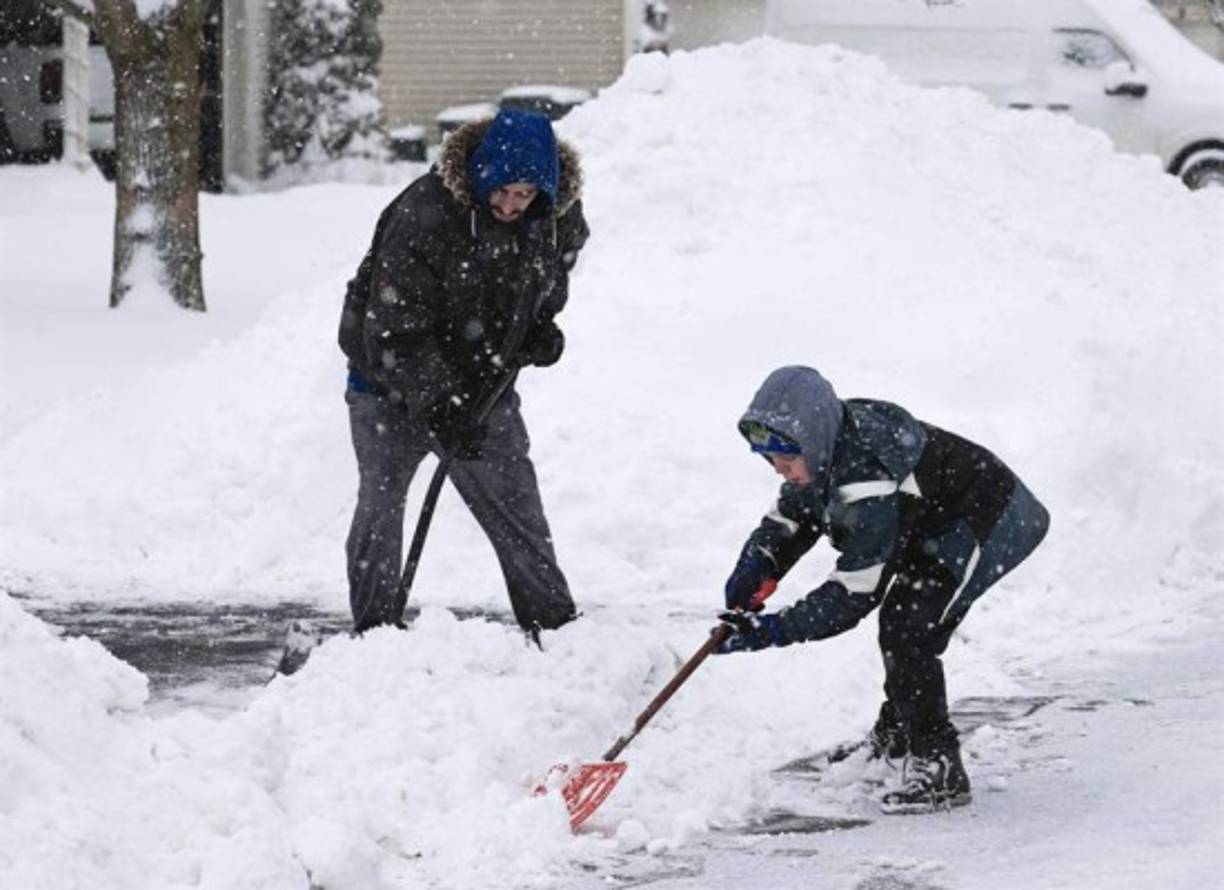 "Según un funcionario de la Casa Blanca, el presidente, Joe Biden, se reunió con sus asesores para discutir 'una serie de temas, incluyendo el arribo de la tormenta invernal'."