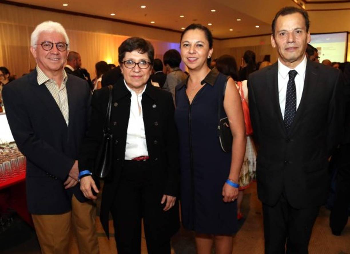 Tomás Díaz y Dolores Jiménez con Karen y Jaime Bravo.