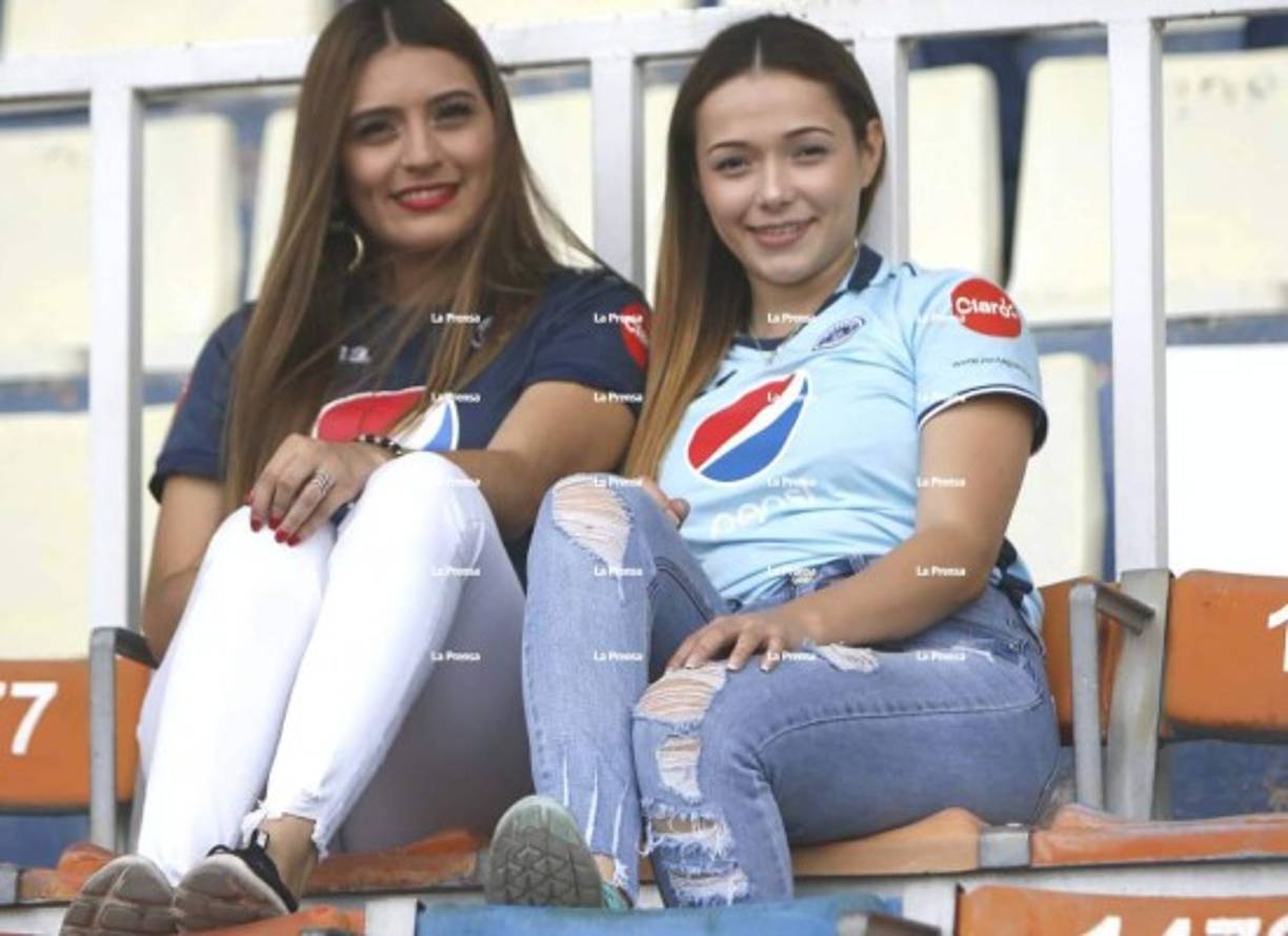 No cabe duda que las aficionadas del Motagua son lindas. Ellas robaron suspiros a muchos chicos en el sector de silla.