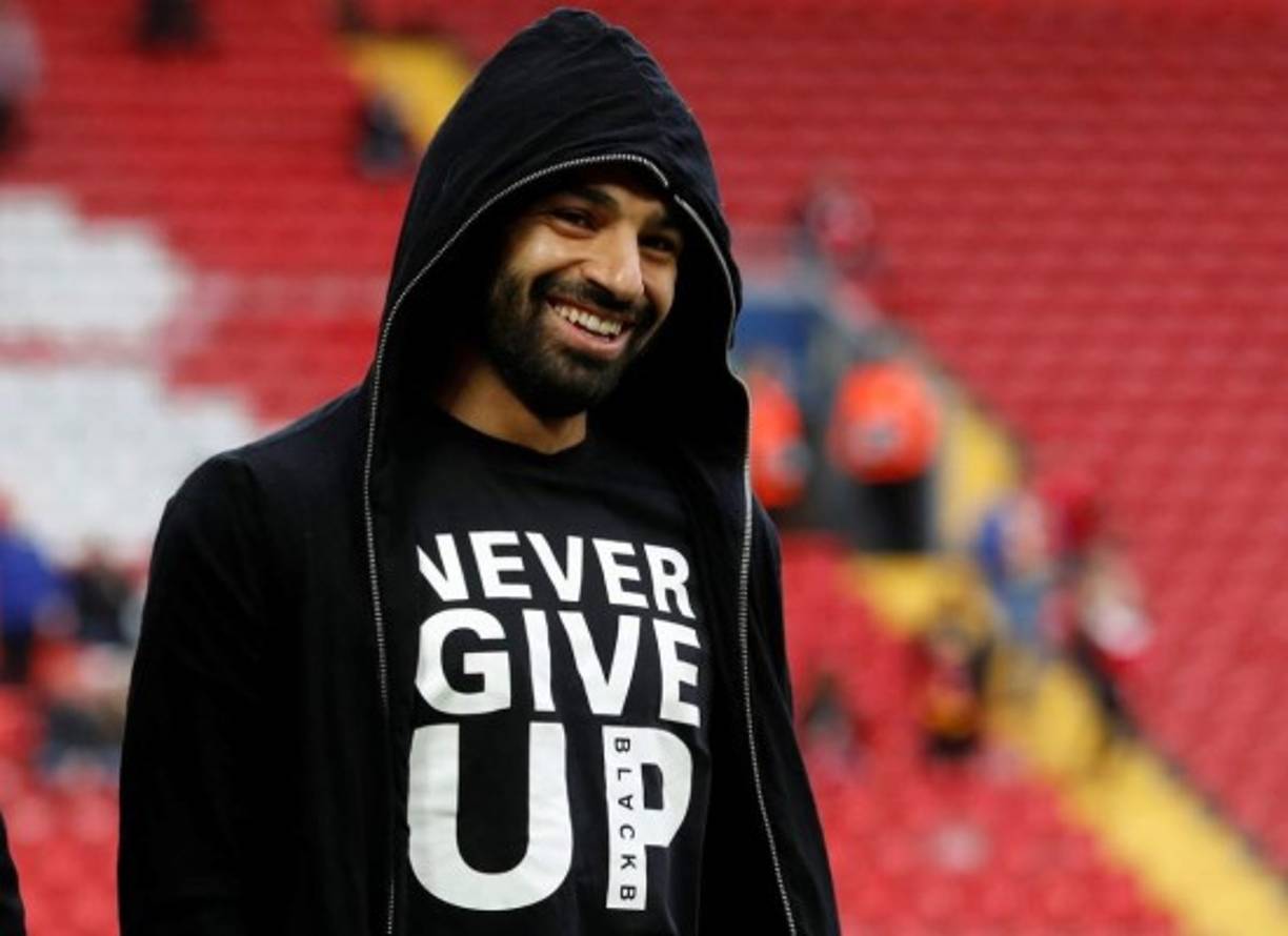 Mohamed Salah, baja del Liverpool por lesión, llegó a Anfield con una camiseta con la leyenda: 'Nunca te rindas'.