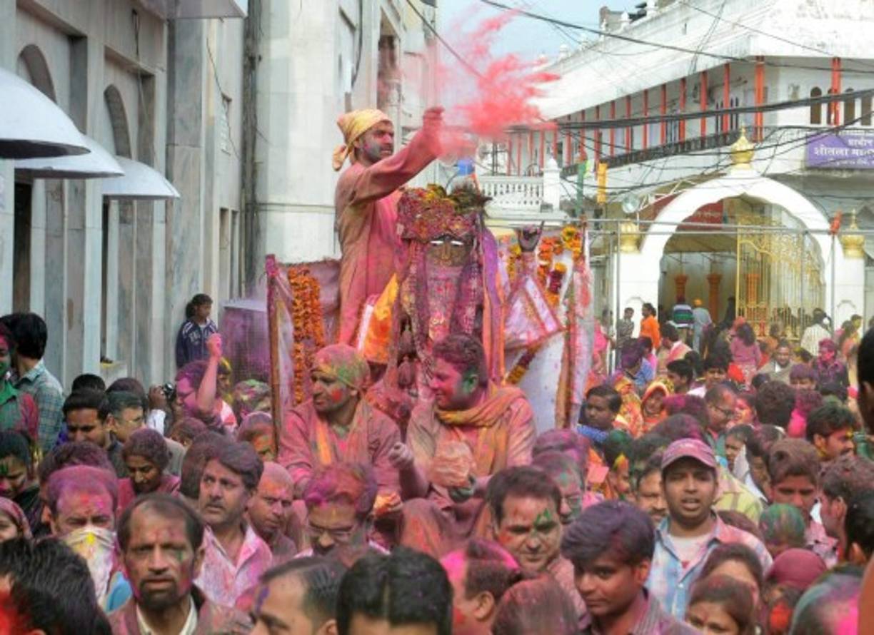 Con la llegada de la primavera, en todo el país se celebra el Holi, la fiesta de los colores. La gente se lanza pigmentos de color en una alegre algarabía, que alcanza su apogeo el viernes, día festivo.