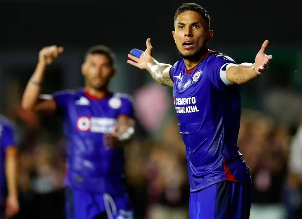 Varios medios reportan que al ‘Titán’ Salcedo le urge dejar el club e incluso “salir de México”, por lo que habría pedido a la directiva celeste le ayuden en un fichaje con un club en el extranjero.