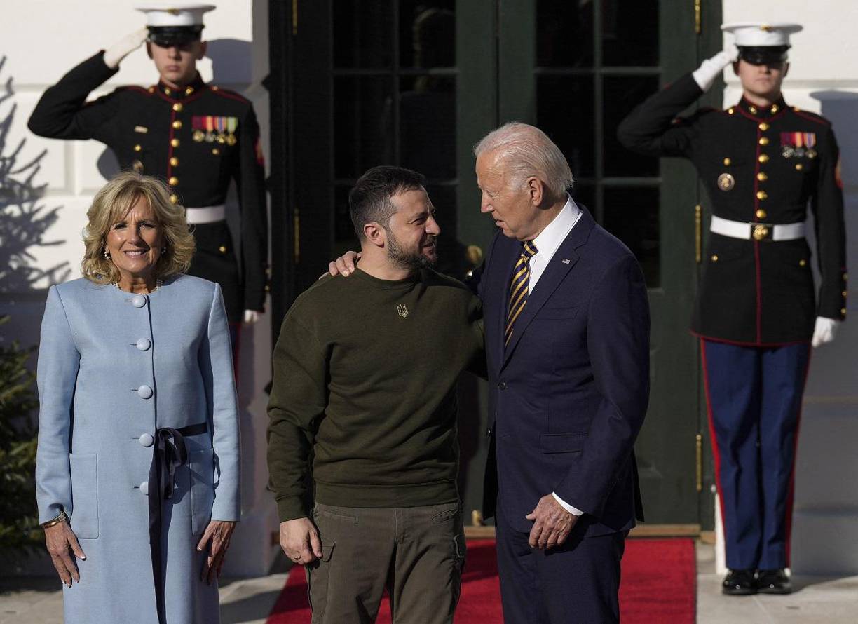 Zelenski llegó luego a la Casa Blanca a través del jardín sur, donde lo esperaba el presidente estadounidense junto a su esposa, Jill Biden, en una entrada engalanada con una alfombra roja y guardas con las banderas de EEUU y Ucrania.