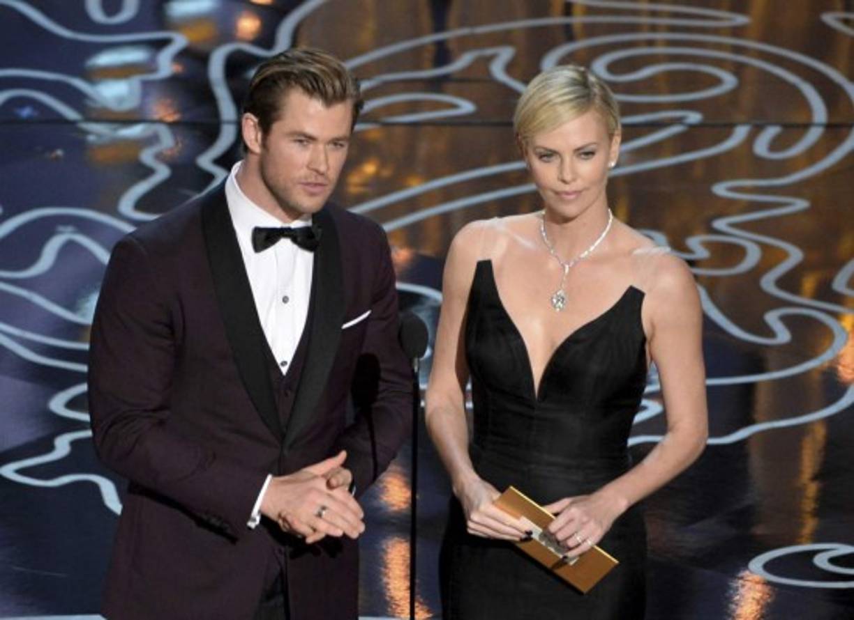 Chris Hemsworth con Charlize Theron.