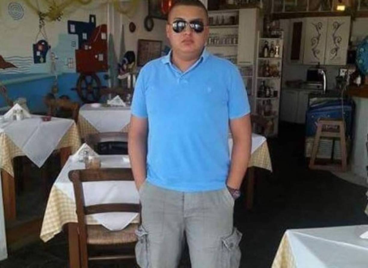 Un barbero fue ultimado a balazos en la mañana de este jueves en la colonia Pizzati de La Ceiba, Atlántida. La víctima fue identificada por familiares que llegaron de inmediato al negocio como Wilder Gonzales (de unos 25 a 30 años). Según testigos del violento hecho, varios hombres armados que supuestamente se conducían en un taxi llegaron hasta el negocio, donde la víctima cortaba pelo, y le dispararon