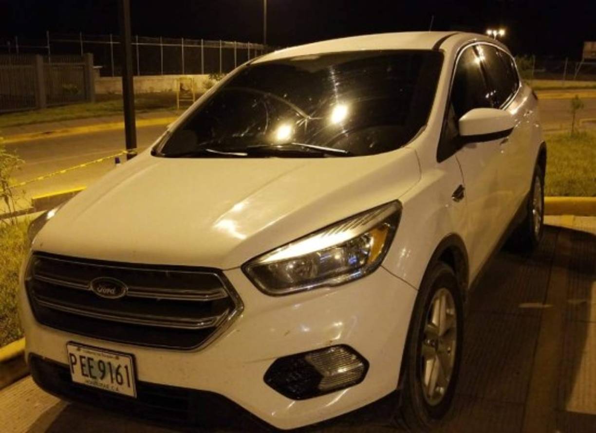 Vehículo tipo camioneta color blanco marca Ford, modelo Sacape y con placas PEE 9161 se le decomisó a la pandilla 18.