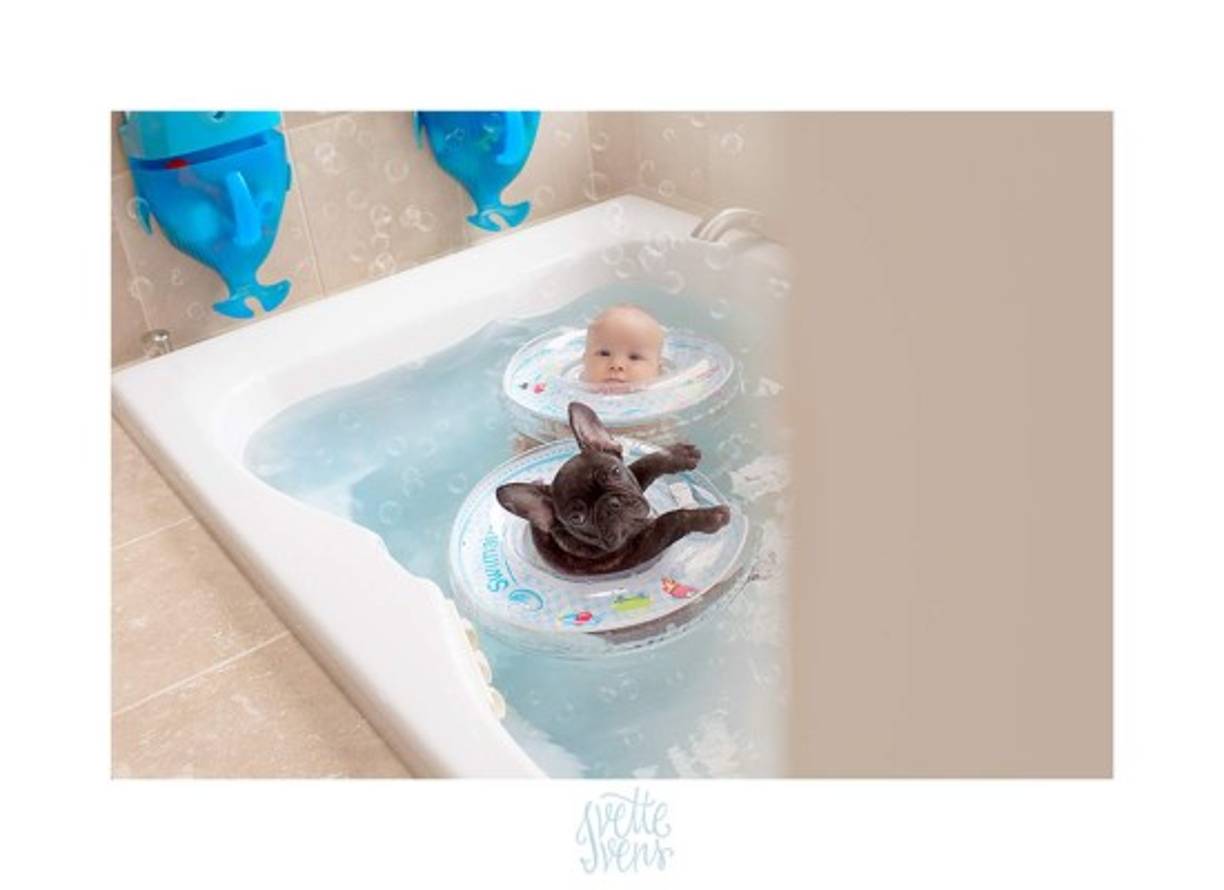 Los dos tomando un baño.