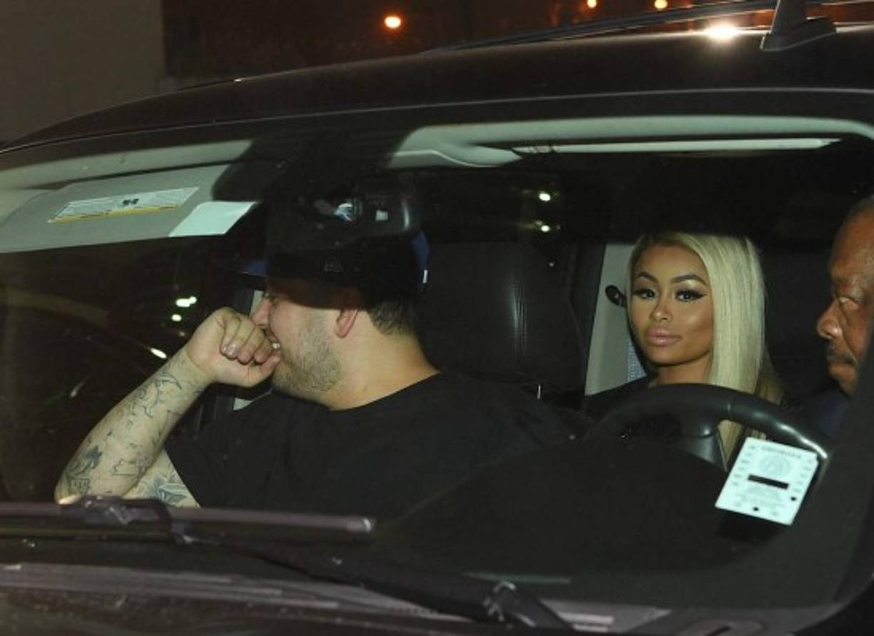 En tanto, Khloe Kardashian está sumamente molesta con su hermano, así que ha decidido no prestar atención a sus planes de boda.