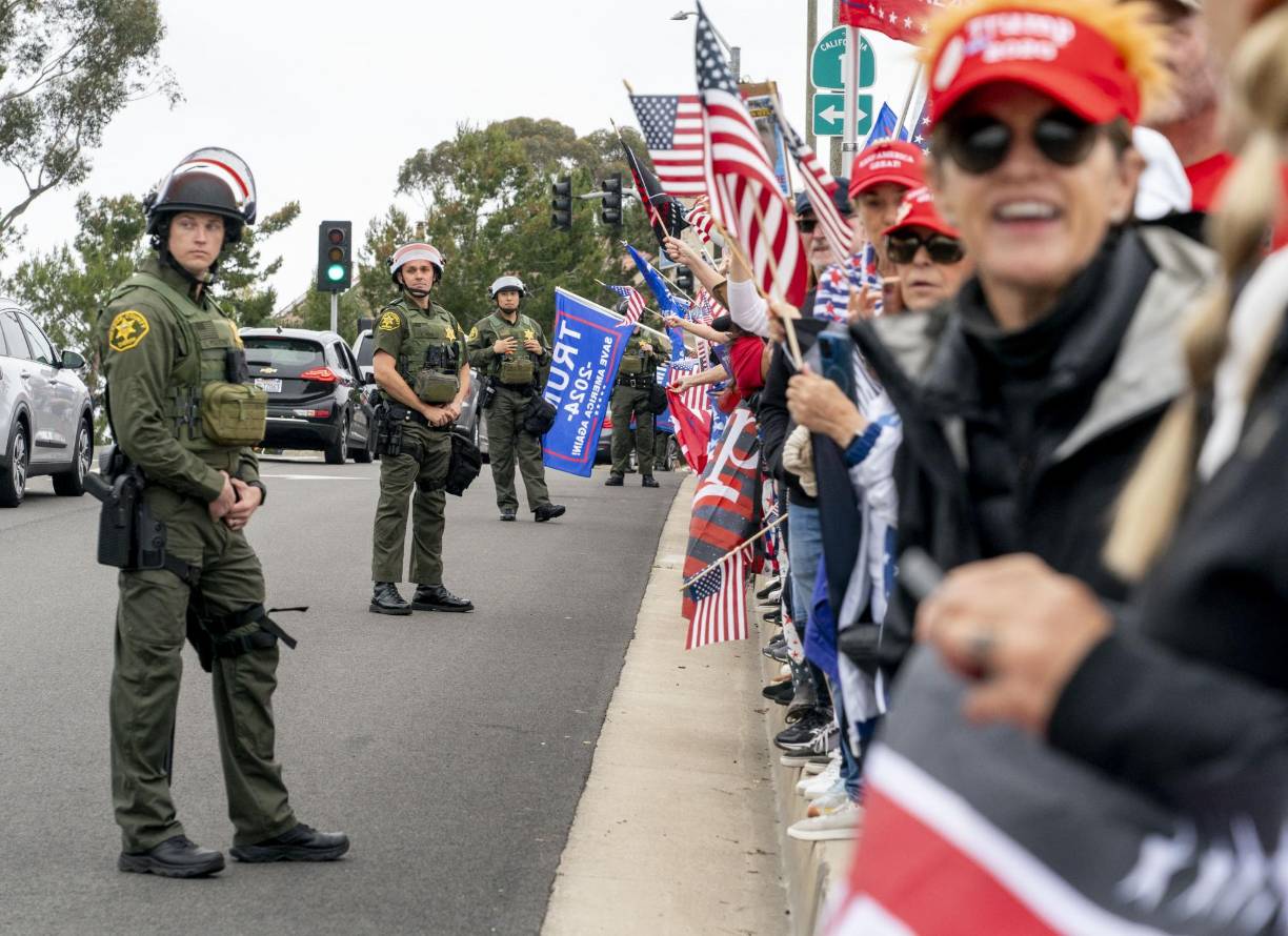 Karen Hall, de 46 años y oriunda de Chile, lamentó no poder votar por ser residente y no ciudadana estadounidense. Sin embargo, consideró importante venir al evento del domingo. “Me da mucha pena que estén buscando cualquier excusa para poder encarcelarlo y culparlo de algo que es falso”, dijo la mujer, para quien la inmigración es un factor determinante en su apoyo por <b>Trump</b>.
