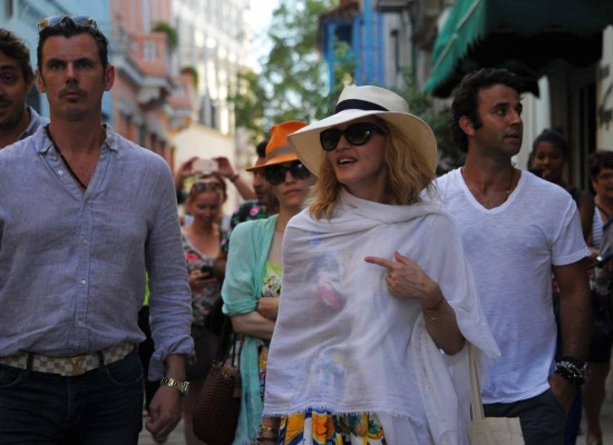 La cantante estadounidense Madonna, que cumplió 58 años, celebró el día con un paseo por las pintorescas calles de La Habana Vieja.