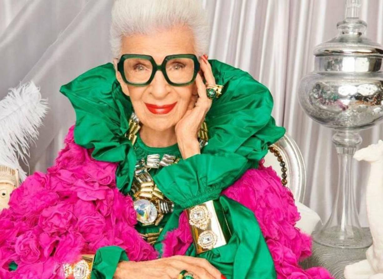 Iris Apfel (1 de marzo): La icónica diseñadora de moda y empresaria estadounidense Iris Apfel falleció a los 102 años. Conocida por su estilo maximalista y sus grandes gafas redondas, Apfel dejó una huella imborrable en la industria de la moda. Su carrera despegó con la empresa de textiles Old World Weavers, y más tarde se convirtió en un ícono de estilo gracias a su exposición en el Met y colaboraciones con marcas como H&amp;M.