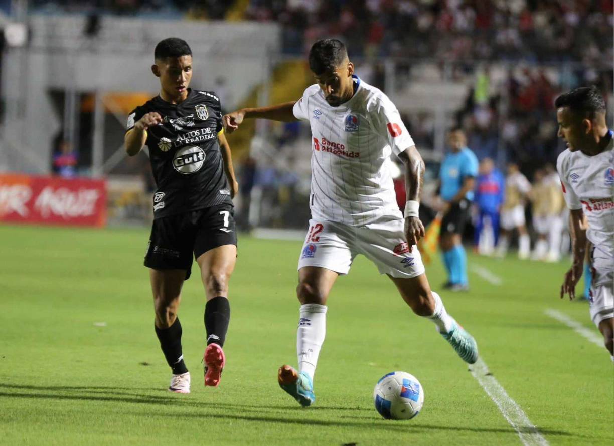 El Olimpia se estaba divirtiendo y la cuenta se amplió sobre los 70 minutos del partido. ¡El Nacional disfrutaba de su equipo! 