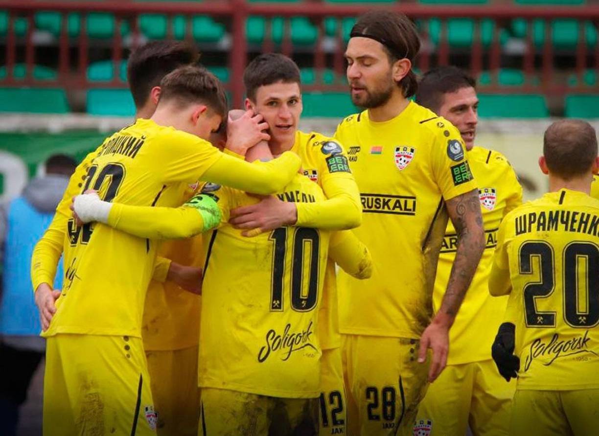 Resultó que el partido de Shakhtor Soligorsk contra Belshina fue amañado, terminó con un marcador de 4-1 y le dio al cuadro amarillo el tercer título de campeonato consecutivo.