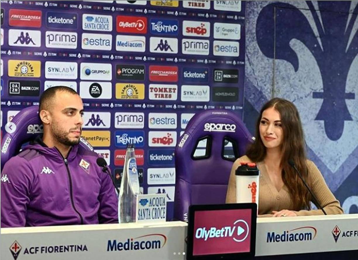 Rossella Petrillo también publicó unas imágenes al lado de Arthur Cabral con la frase ‘Rey Arthur’.