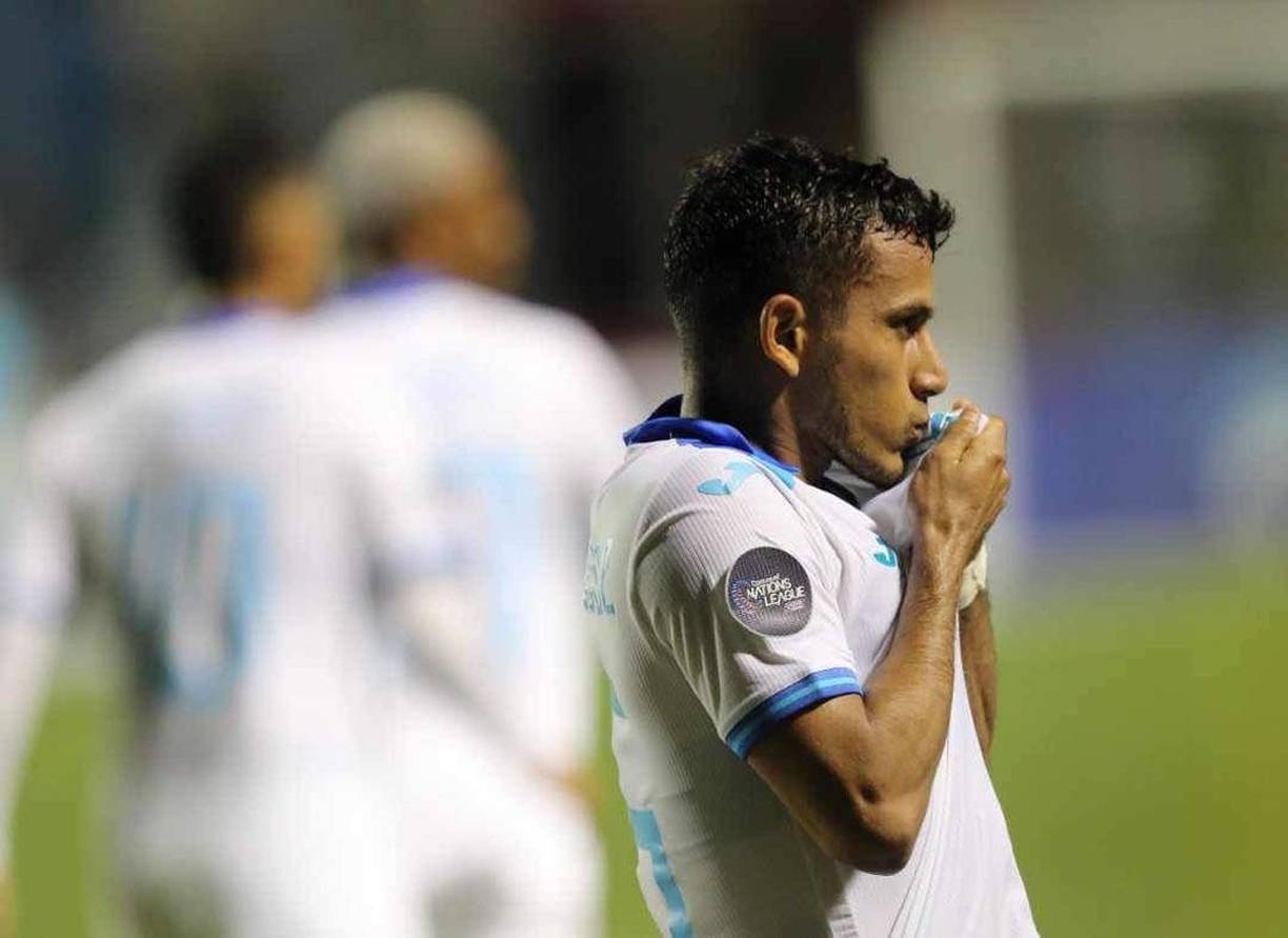 Edwin Rodríguez besó el escudo de la Selección de Honduras.