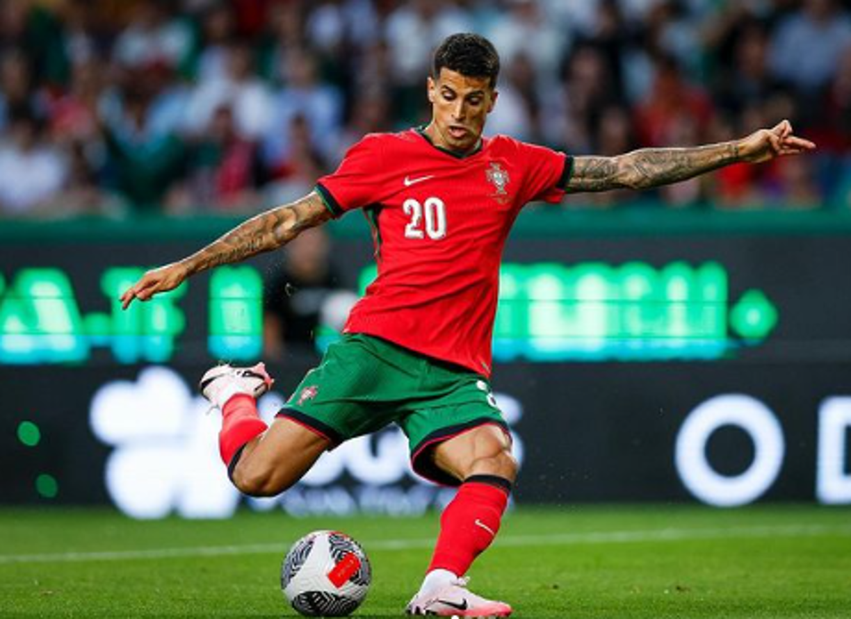 El Al Hilal de Arabia Saudita quiere fichar a Cancelo, pero tiene un problema, ya que la ley de su liga, no permite a los equipos tener más de 10 extranjeros en sus equipos, por lo que intentaría una salida de Renan Lodi, el ex del Atlético de Madrid.