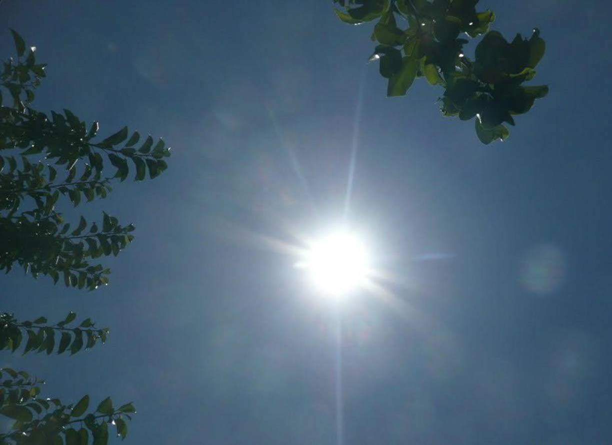 Roberto Carías, director nacional de investigación científica y astronomía, de Western International School, manifestó en entrevista a LA PRENSA que el primer paso del Sol coincide con una época muy calurosa, con alta incidencia de radiación ultravioleta, con una atmósfera cargada de humo y, por lo tanto, una alta acumulación de calor, por lo que este paso del Sol por el cenit suele ser especialmente sofocante.