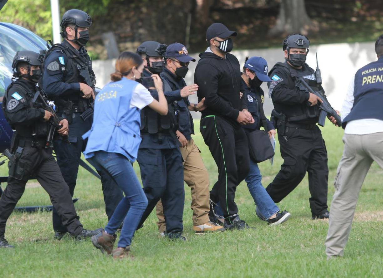 Matta fue acompañado por uh fuerte dispositivo de seguridad. 