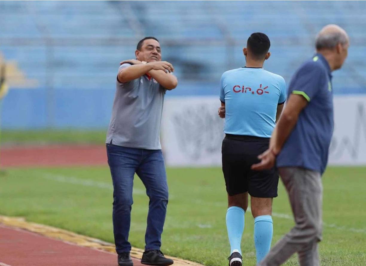 Jhon Jairo López, entrenador de la Real Sociedad, le reclama al cuarto árbitro del partido ante el Real España.