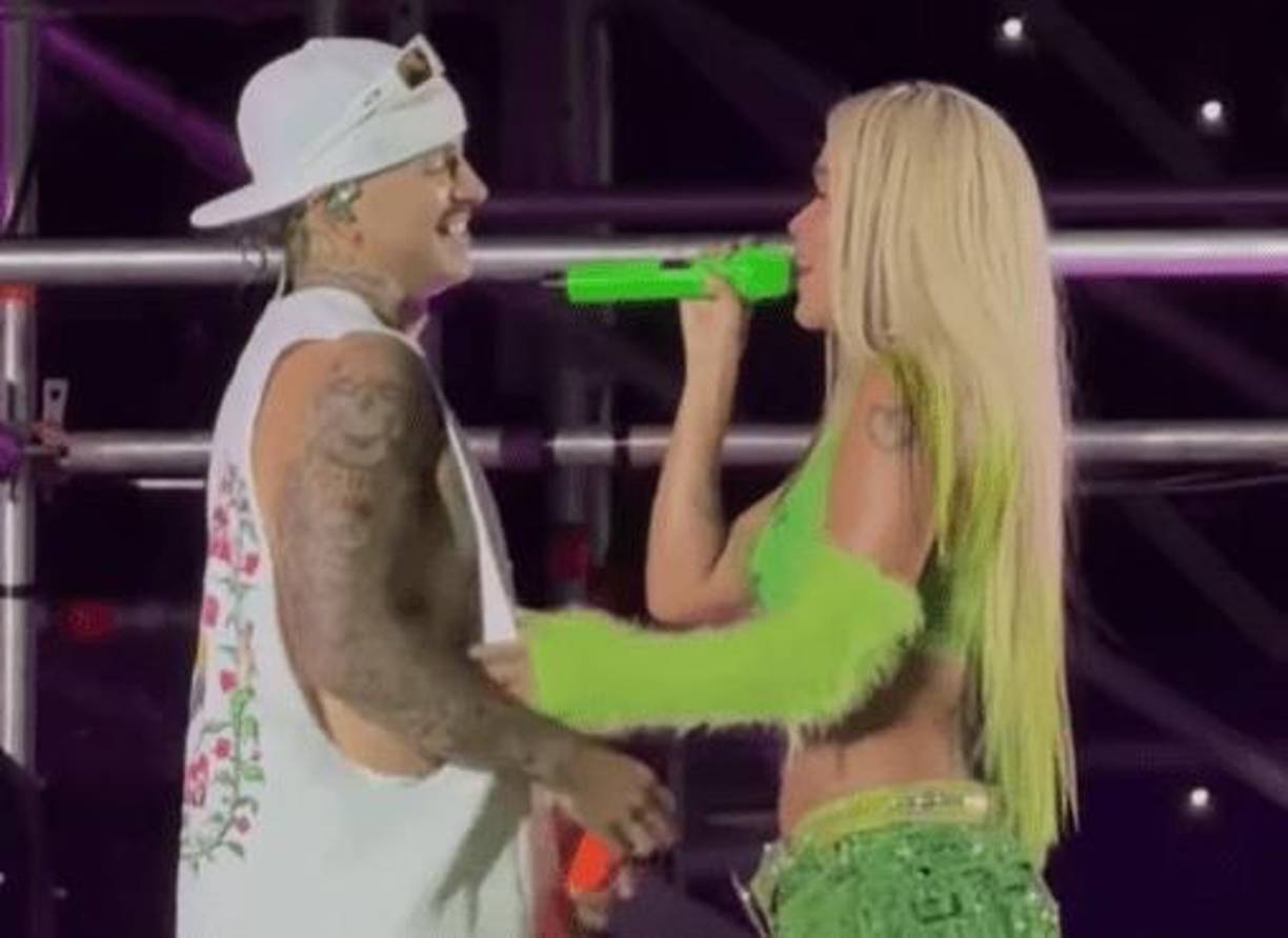 Además, Karol G recalcó ante los más de 45 mil fans que acudieron a ver al cantante de urbano, que ella ve en feid bondad, talento y carácter, añadiendo que nadie más que él se merece ese éxito en su carrera. 