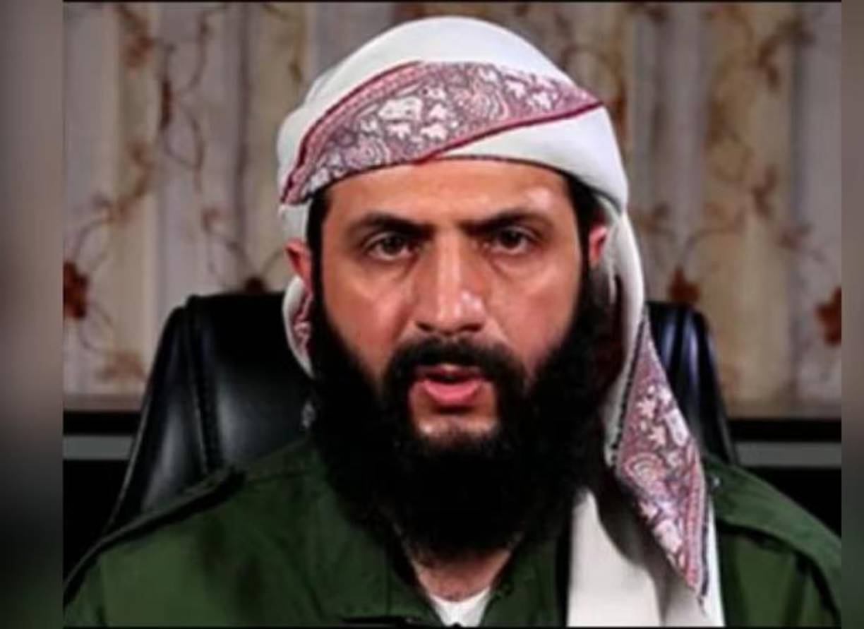 En 2011, Abu Bakr al Bagdadi, quien fue luego el primer líder del grupo yihadista Estado Islámico (2014-2019), encargó a Al Jolani que estableciera una rama de Al Qaeda en Siria. Y así lo hizo al liderar el Frente al Nusra, que contaba con “miembros, dinero, armas y asesoramiento directamente de Al Qaeda”, según el Consejo de Seguridad de la ONU.