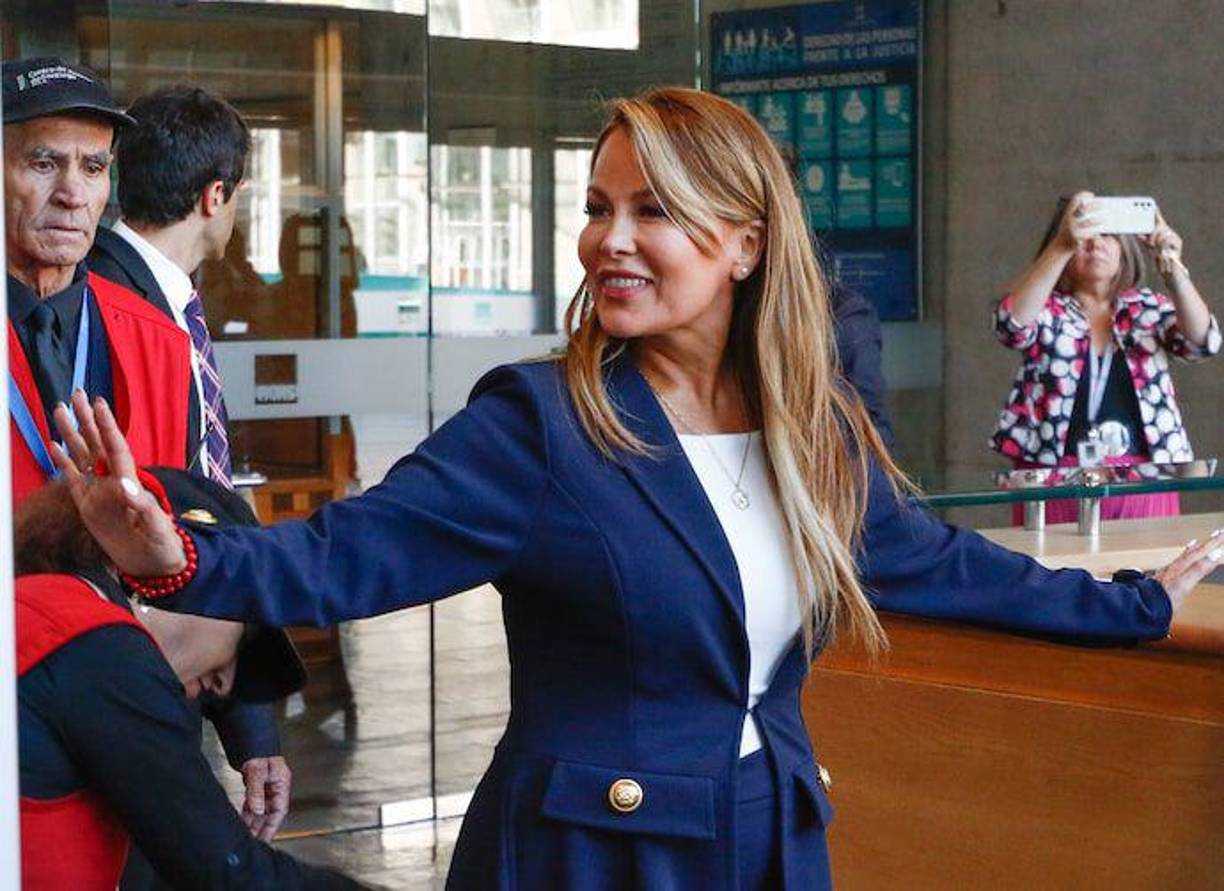 Cathy Barriga fue exalcaldesa de la comuna santiaguina de Maipú, Chile (2014-2016), y se encuentra actualmente en arresto domiciliario por un supuesto fraude de 33 millones de dólares, cometido en el municipio durante su gestión.