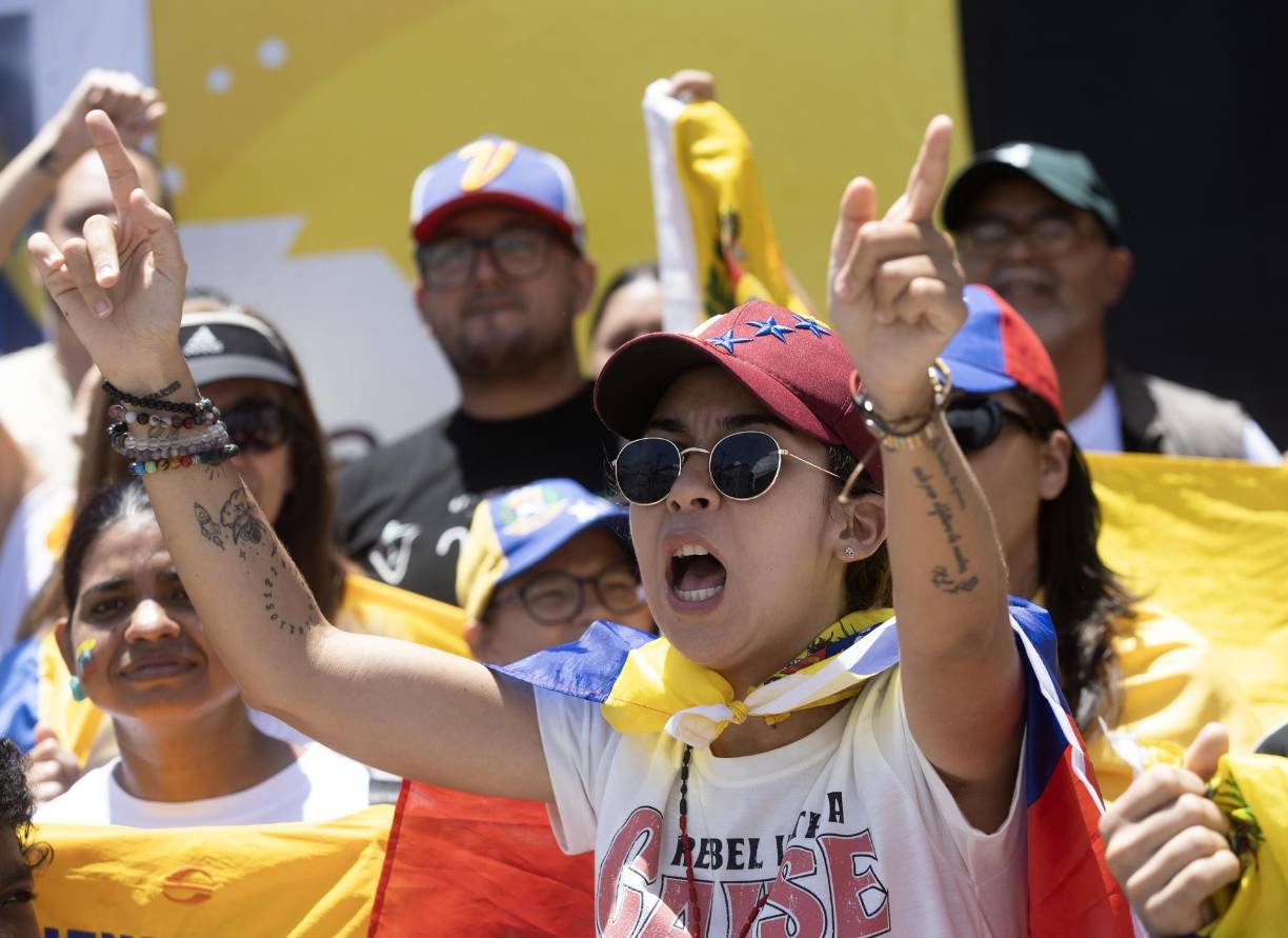 AME7653. SANTO DOMINGO (REPÚBLICA DOMINICANA), 03/08/2024.- Una mujer grita durante una concentración de ciudadanos venezolanos frente a la embajada de su país para manifestar tras las elecciones presidenciales del domingo en las que el Consejo Nacional Electoral (CNE) dio como ganador a Nicolás Maduro, este sábado en Santo Domingo (República Dominicana). EFE/Orlando Barría 