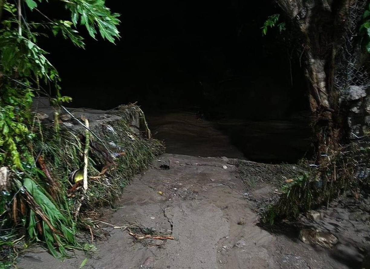 Quebradas y ríos que surcan diversos caseríos y aldeas se salieron de su cauce natural. 