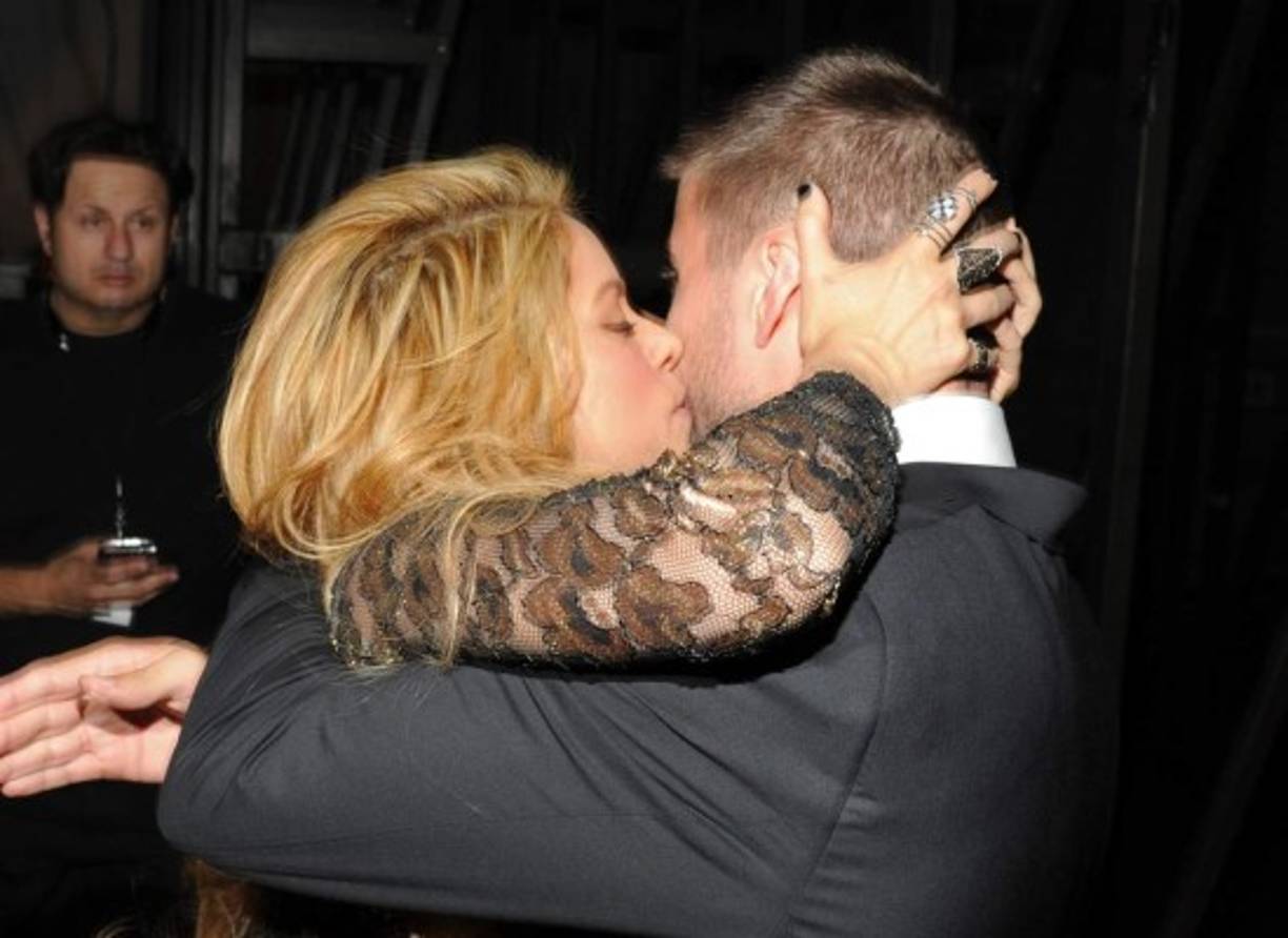 La pareja no tiene miedo de expresar su amor en público.