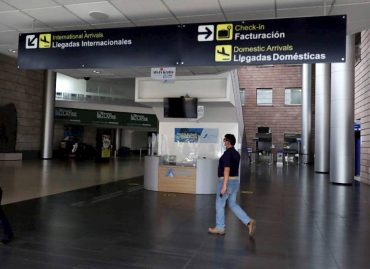 Otro sector del transporte terrestre que se está sumando a la reactivación económica es el de los taxistas, que han tenido que acondicionar sus unidas, en las que solamente podrán llevar un máximo de tres pasajeros, más el chófer.