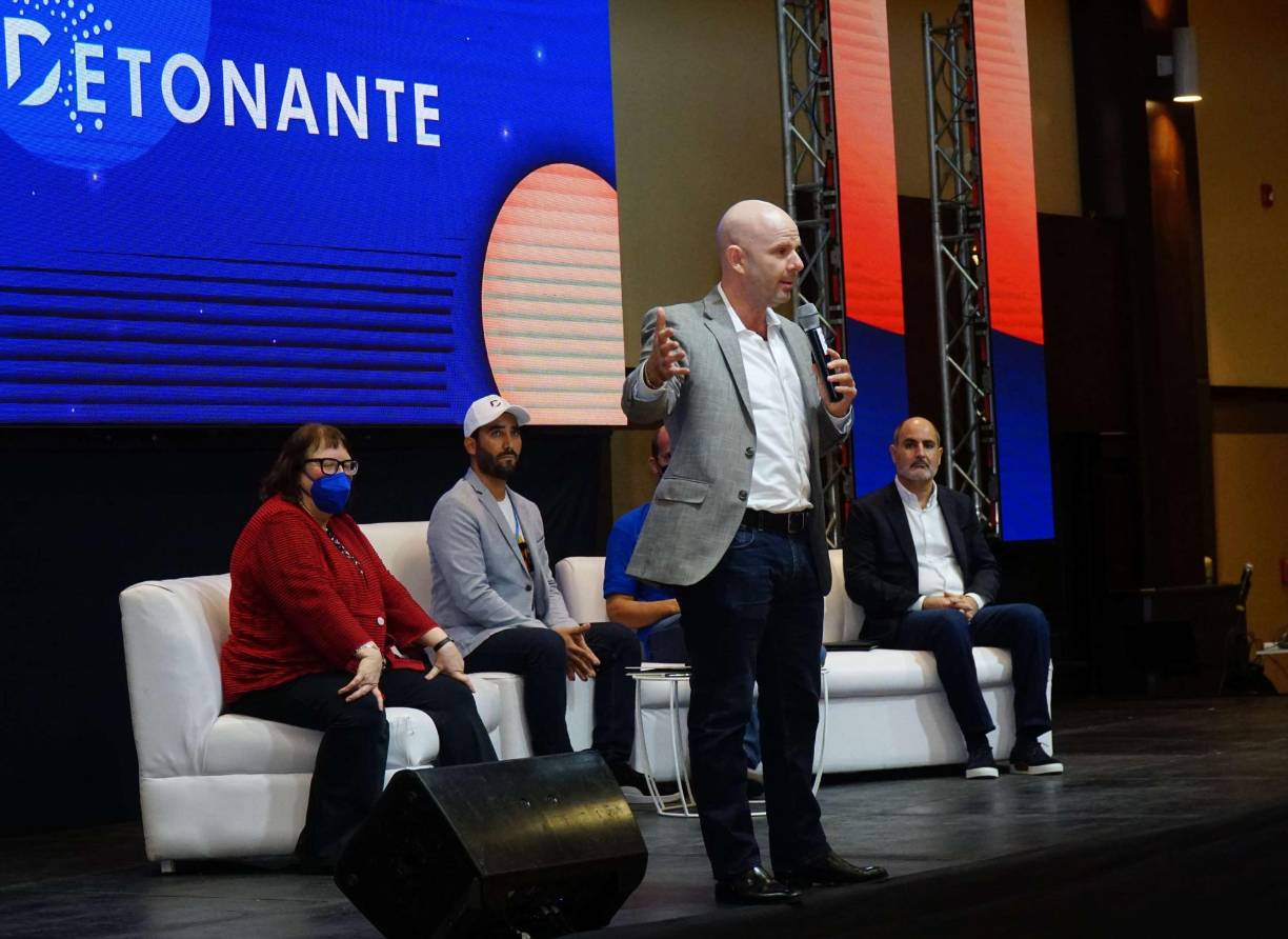 Ricardo Irías, director de Sube Latinoamérica, declaró que recibieron 15 mil aplicaciones y 3,000 fueron las elegidas para ser capacitadas por uno a cuatro meses enseñándoles a usar la tecnología y los mismos mipymes crearon su pagina web. Usaid y PNUD subsidió los costos que conlleva una capacitación de comercio electrónico.“Hay mucho temor de los mipymes que sea caro, que será difícil o que no va a funcionar”.Irías detalló que más de la mitad de las mipymes en Honduras no venden en línea, es decir aun no cuentan con paginas web o redes sociales. En el evento anunciaron que expandirán el programa que beneficiará a1,000 mipymes más, quienes quieran inscribirse estén pendientes a las redes sociales como subelatam.