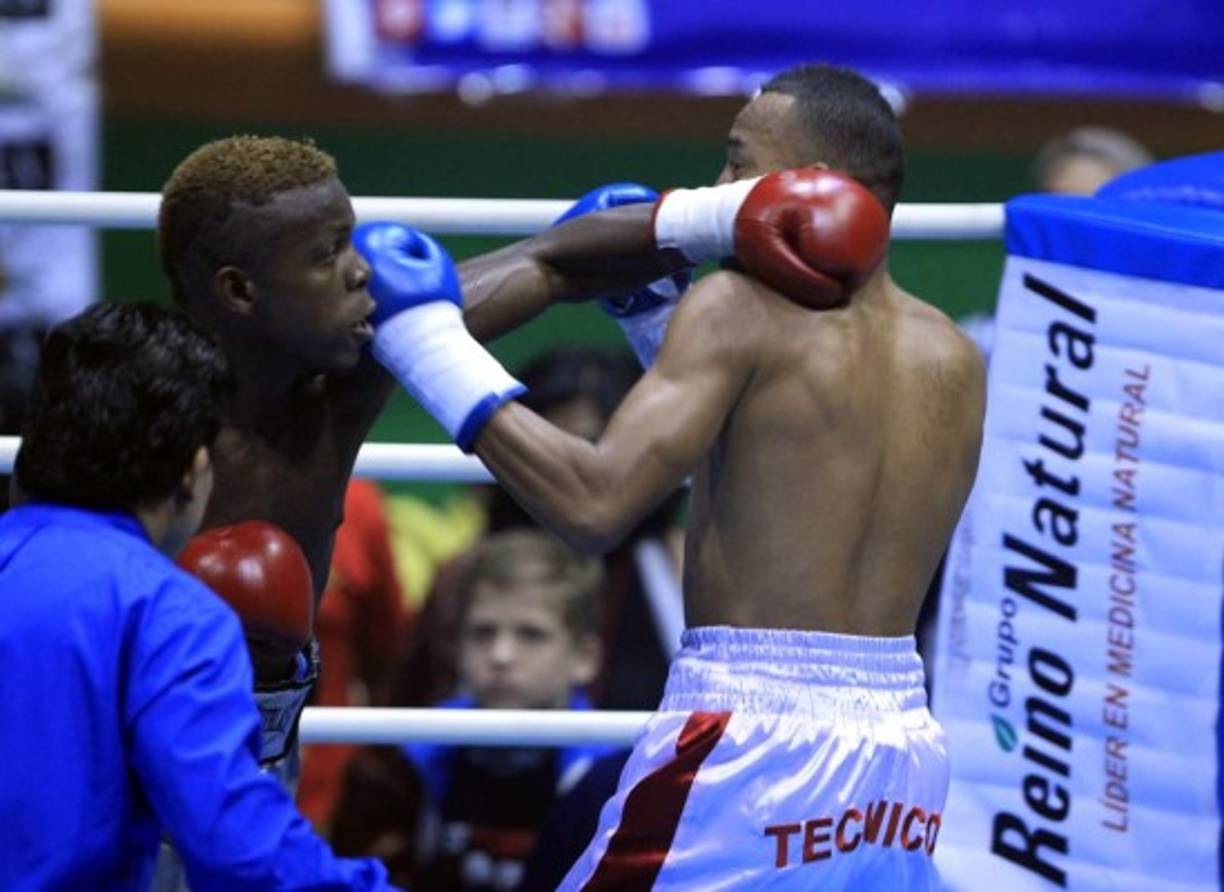 Ruiz no paró y siguió dando lección de boxeo a Pacheco.