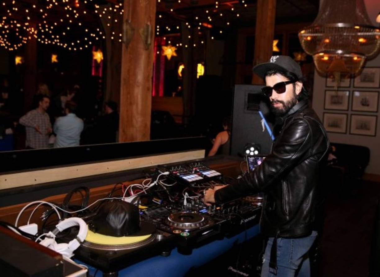 El DJ, Myles Hendrik.