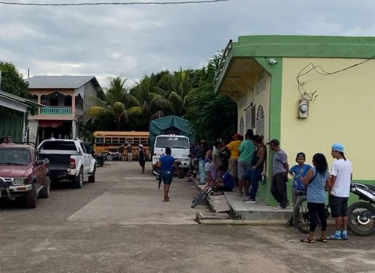 ”Mi muchachito, entréguenmelo para velarlo y enterrarlo”, suplicaba la acongojada progenitora a las autoridades que realizaban el levantamiento. 