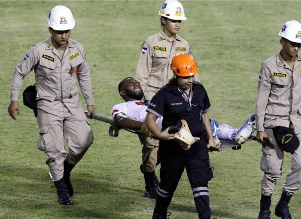 Jorge Benguché se fue del campo lesionado y en camilla. Foto Yoseph Amaya