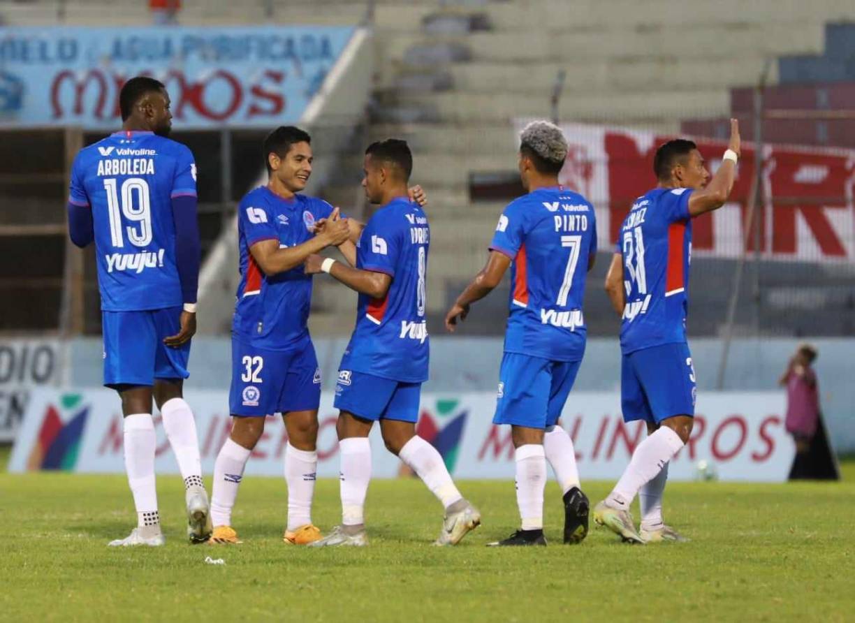 El futbolista de Olimpia lo festejó con todos junto a sus compañeros y no es para menos, marcó una pincelada ante el equipo de Héctor Vargas. 