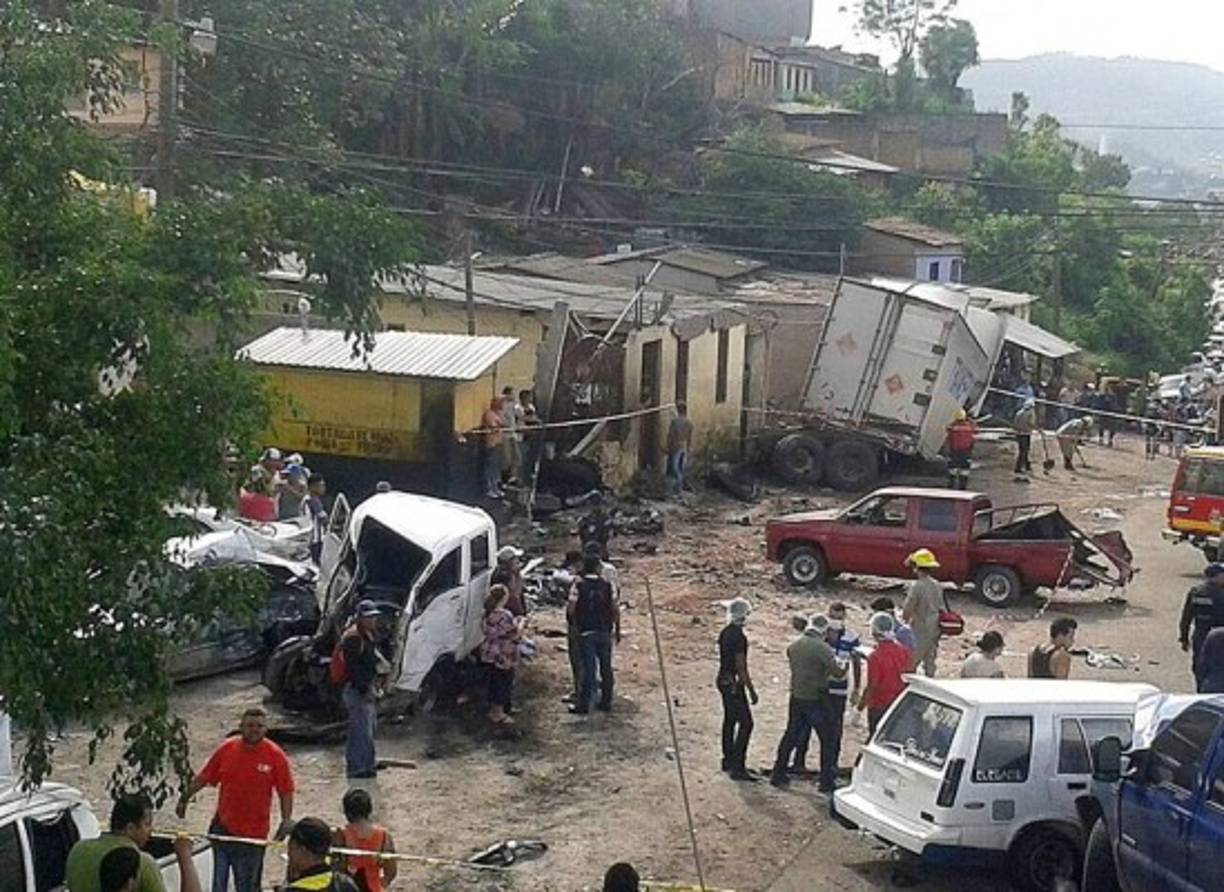 La cantidad de vehículos involucrados en el accidente obligó al cierre de la salida vial de Tegucigalpa hacia Danlí.