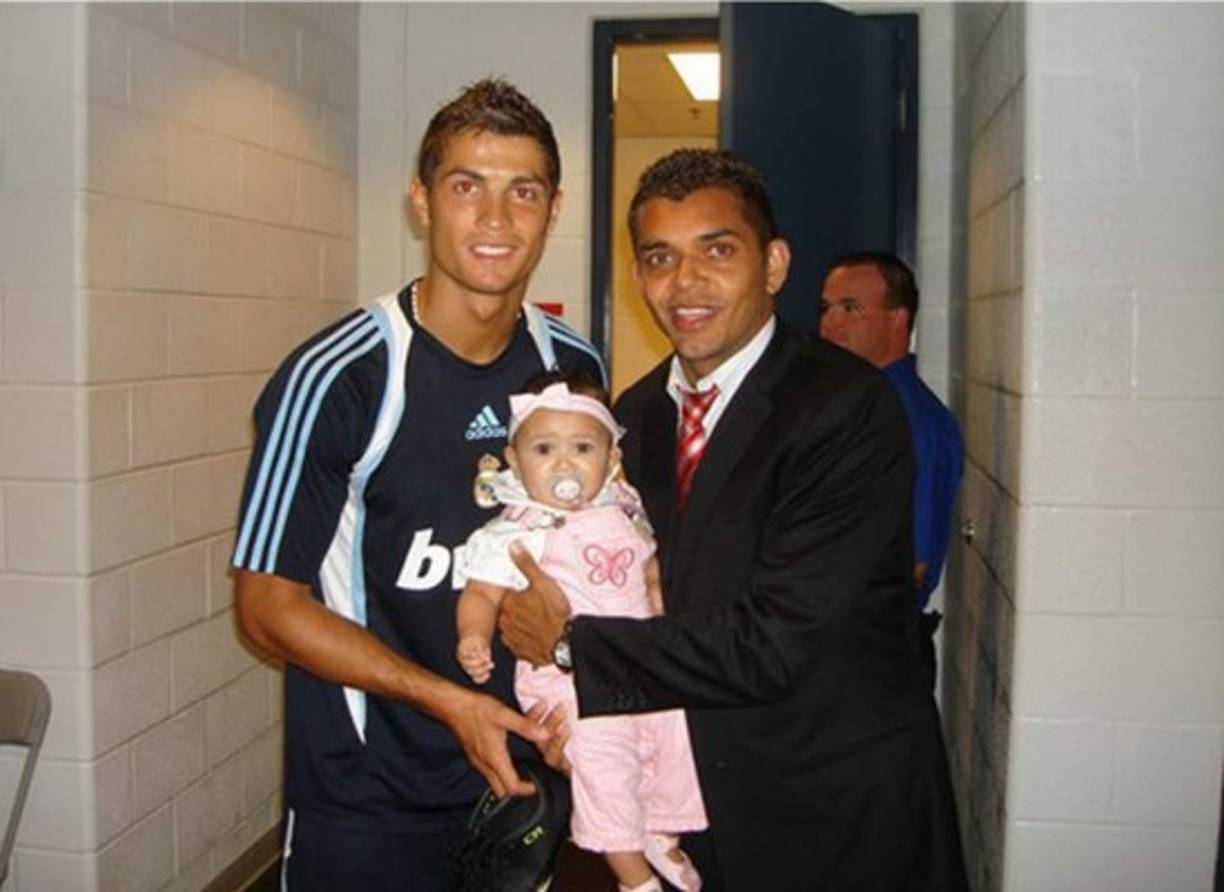 El exmediocampista Amado Guevara y su hija junto al crack luso Cristiano Ronaldo.