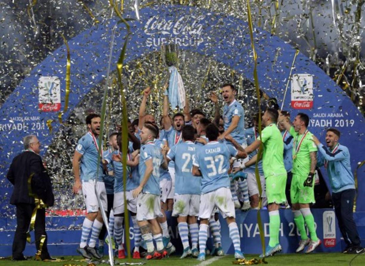 Los jugadores de la Lazio celebrando con el trofeo de la Supercopa de Italia.