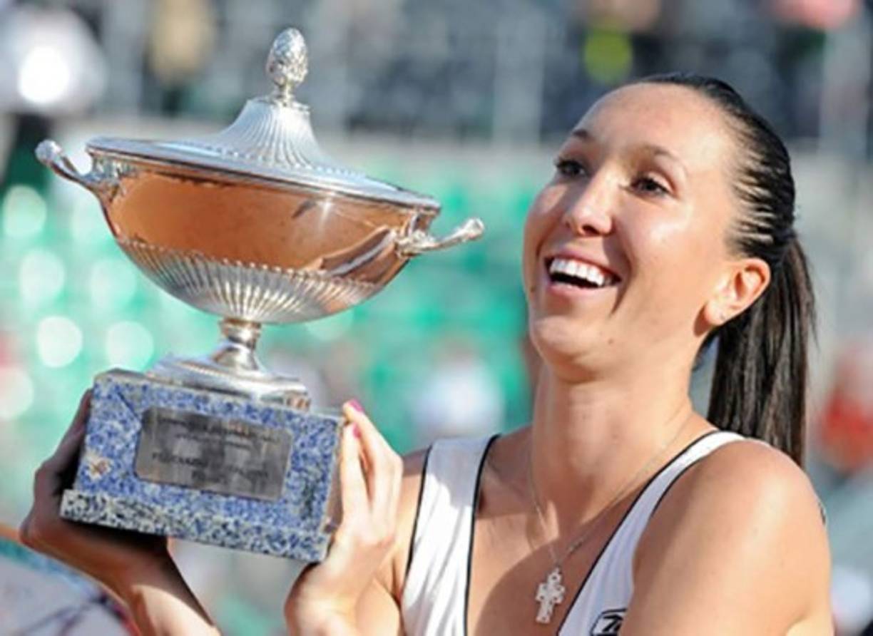 La tenista Jelena Jankovic se aplicó botox en su rostro para disminuir las líneas de expresión y además, se operó la nariz para disimular su tabique torcido.