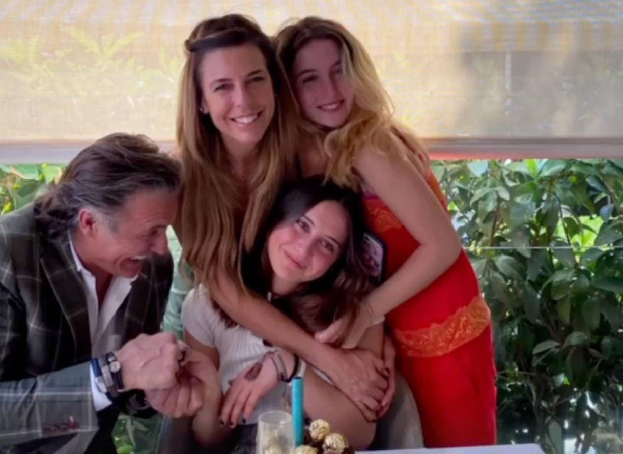 Juan Soler y Maky junto a sus hijas. 