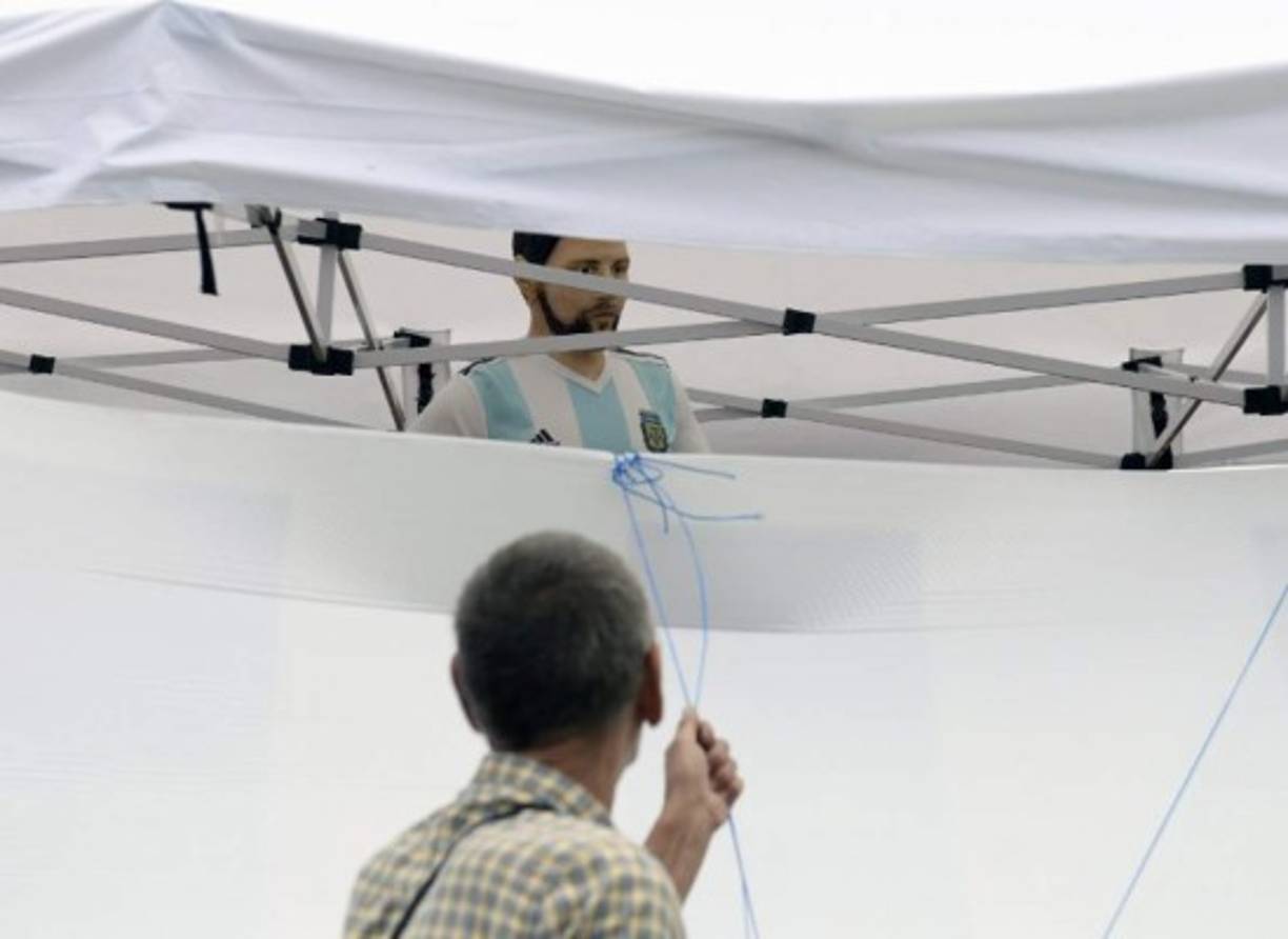 Un réplica de Messi es expuesto en las afueras de la concentración de Argentina.