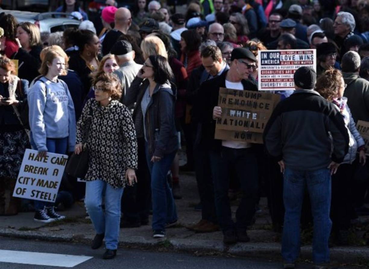 La masacre presuntamente llevada a cabo por Robert Bowers, de 46 años, ocurrió la misma semana en que un hombre de Florida, Cesar Sayoc, ferviente partidario de Trump, fue arrestado bajo sospecha de enviar por correo más de una docena de bombas caseras a opositores y críticos del presidente.