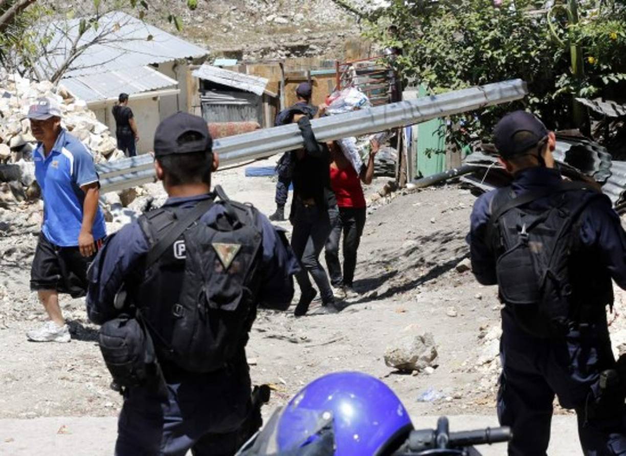 A pesar de la presencia policial, los habitantes decidieron huir tras la amenazas hechas por hombres armados de desalojar las casas.