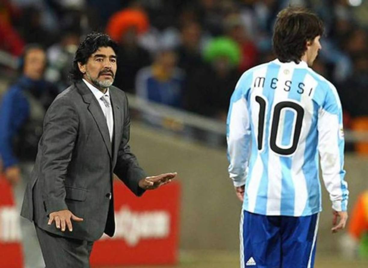 Dos ídolos del fútbol argentino, Diego Maradona y Lionel Messi.